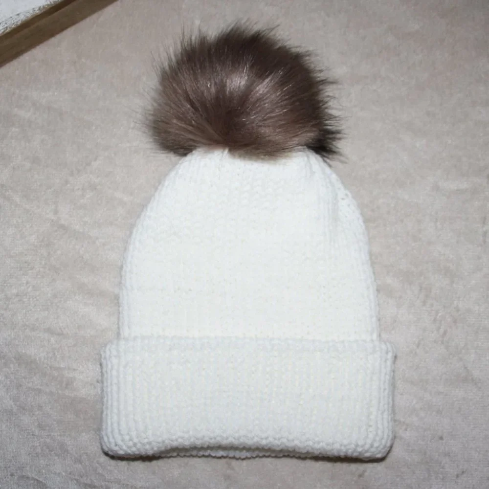 🤍 WHITE + BROWN FUR POM BEANIE · 12–18 MO 🤎